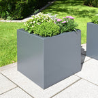 Bepflanzter grauer Pflanzkübel Clarus im grünen Garten