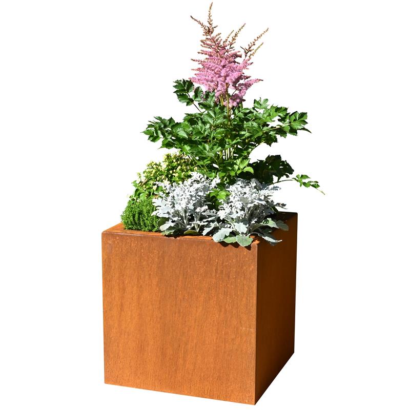 Brauner Pflanzkasten Basio aus Cortenstahl mit blühenden Pflanzen
