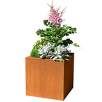 Brauner Pflanzkasten Basio aus Cortenstahl mit blühenden Pflanzen