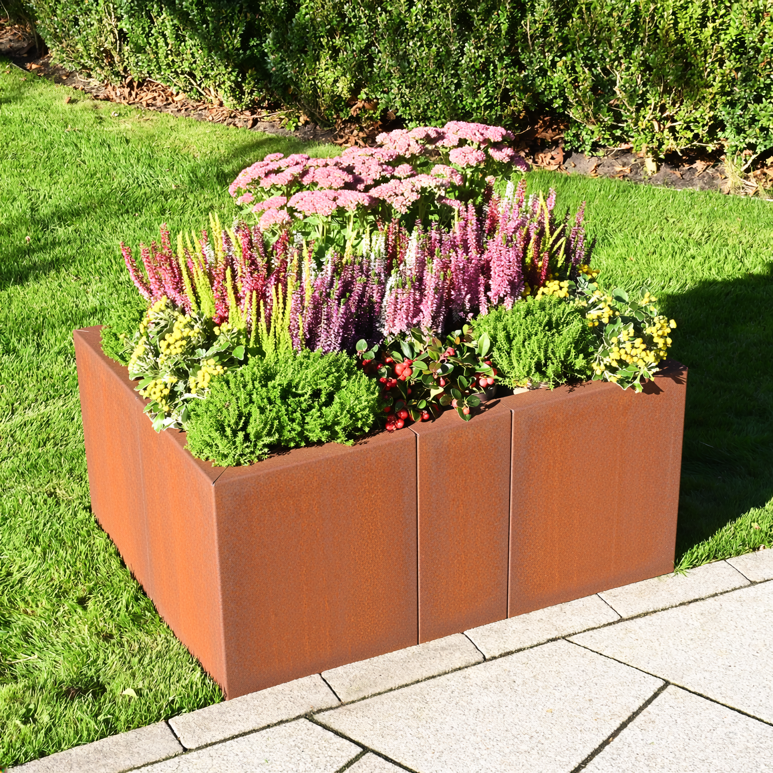 Niedriges Hochbeet Modular aus Cortenstahl im Garten