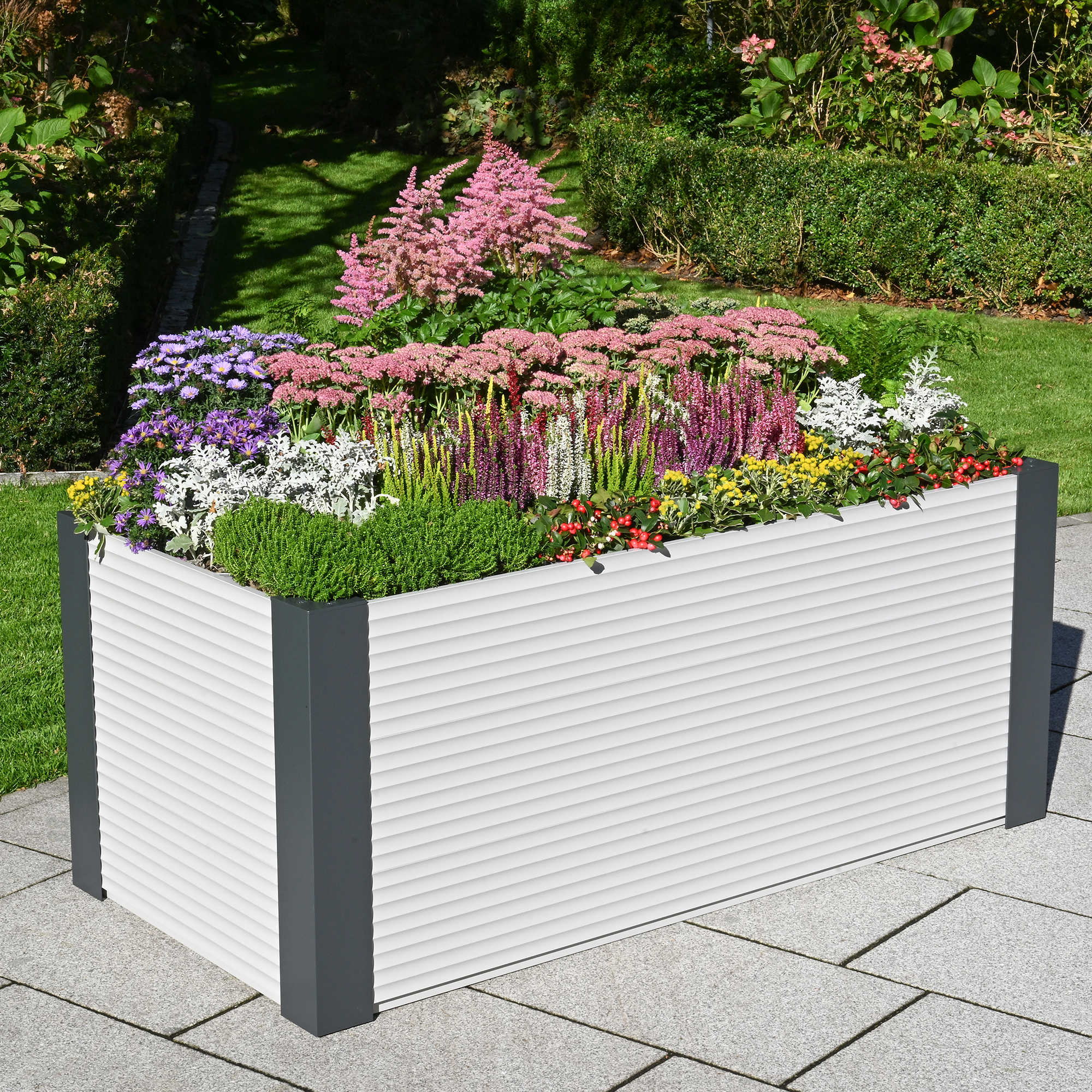 Hochbeet Janus mit Wendepaneelen im Garten mit Blumen