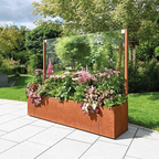 Cortenstahl Pflanzkasten in Kombination mit Windschutz mit Glasscheibe bepflanzt auf der Terrasse