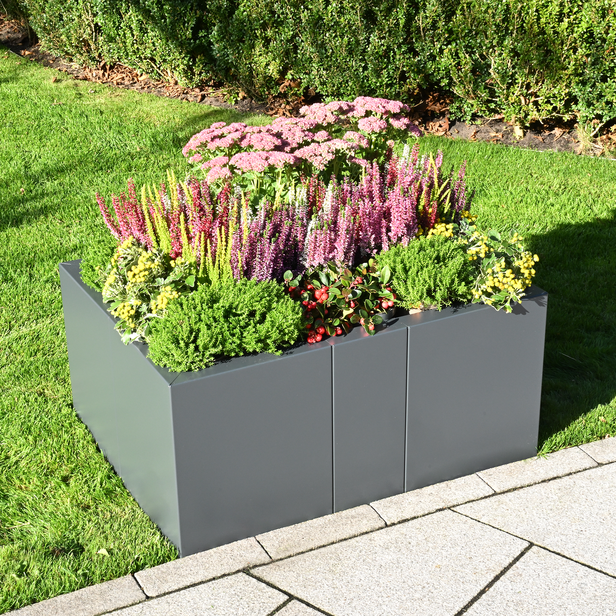 Flaches Hochbeet Modular aus Aluminium mit Paneelen im Garten