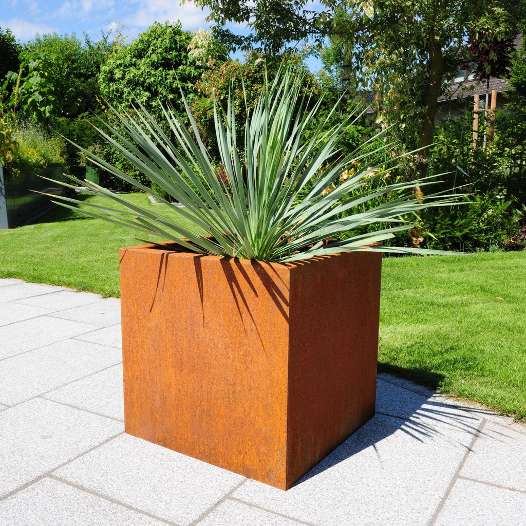 Pflanzkasten Basio aus Cortenstahl bepflanzt auf der Terrasse im Garten