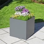 Doppelwandiger Pflanzkasten Duplex Max aus Aluminium mit grauer Lackierung im Garten mit bunten Blumen