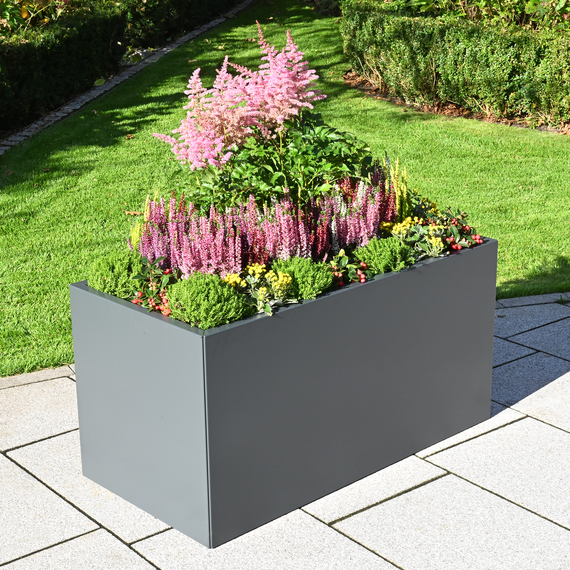 Rechteckiger Aluminium Pflanzkasten Duplex Max im Garten mit bunten Blumen
