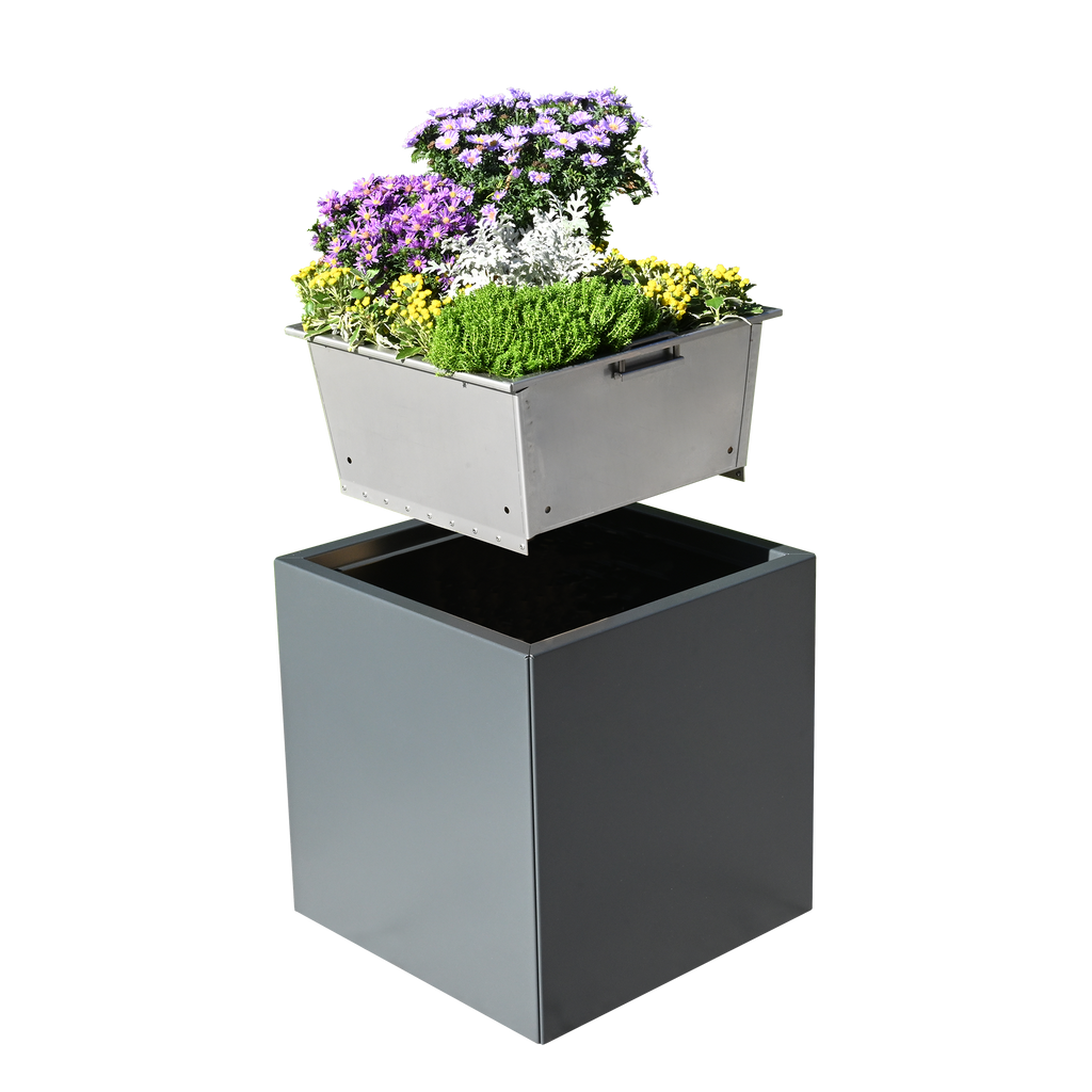 Der Pflanzkasten Duplex hat einen entnehmbaren Pflanzkübel der mit bunten Pflanzen bestückt wurde