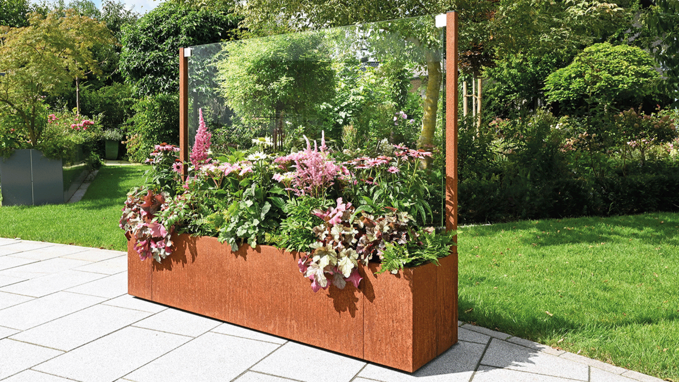 Pflanzkasten Modular Ventus auf der Terrasse mit Glasscheibe als Windschutz mit Bepflanzung