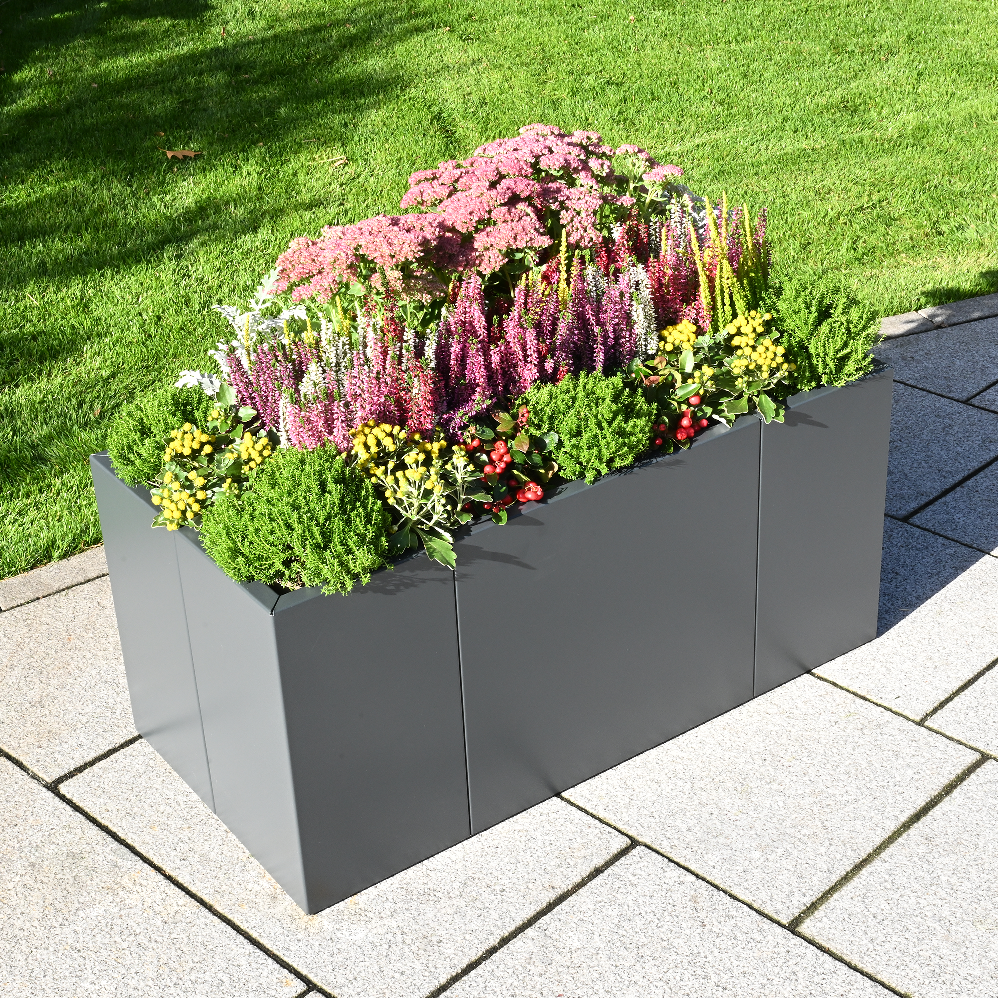 Aluminium Pflanzkasten Modular auf der Terrasse im Garten mit bunten Blumen