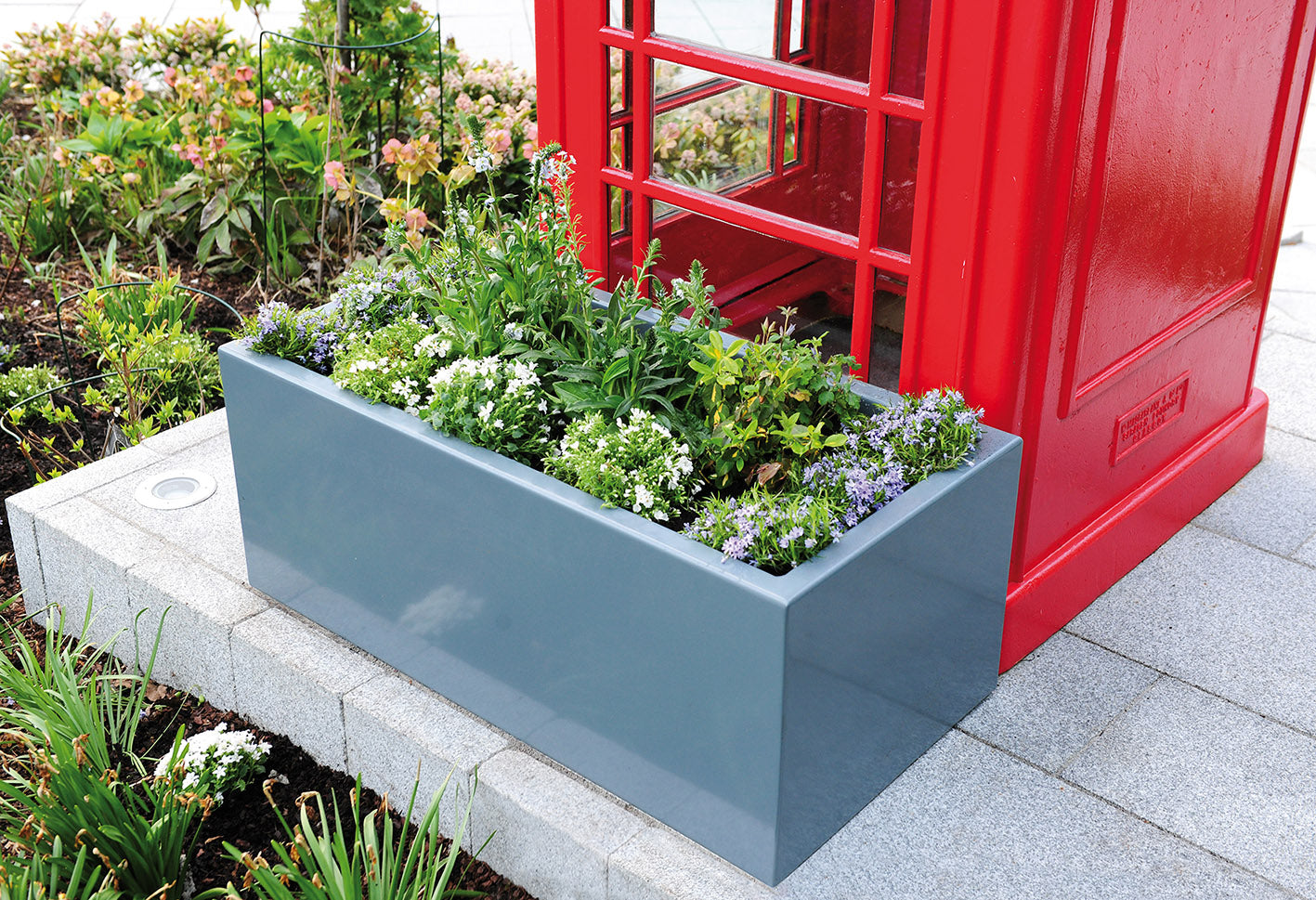 Wasserdicht verschweißter Pflanzkübel Clarus aus Aluminium beschichtet im Garten