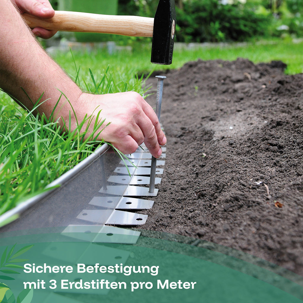 Die flexible Rasenkante aus Metall wird mit einem Hammer mit 3 Erdnägeln pro Meter sicher im Gartenboden befestigt.
