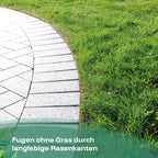 Die flexible Rasenkante aus Corten sorgt für Fugen ohne Gras bei der Terrasse