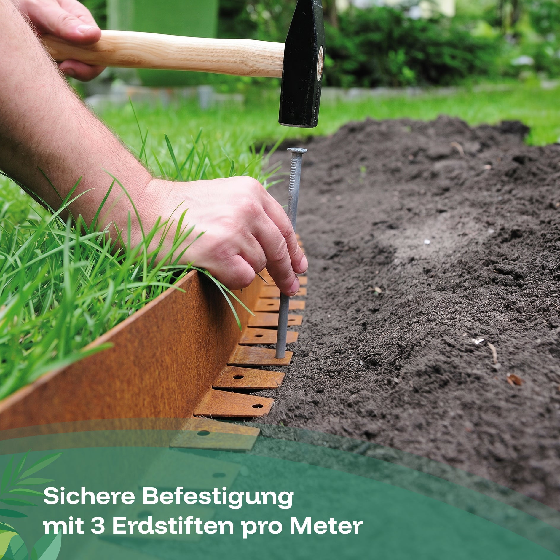 Die flexible Rasenkante aus rostigem Cortenstahl wird mit Erdnägeln mit einem Hammer im Gartenboden befestigt.