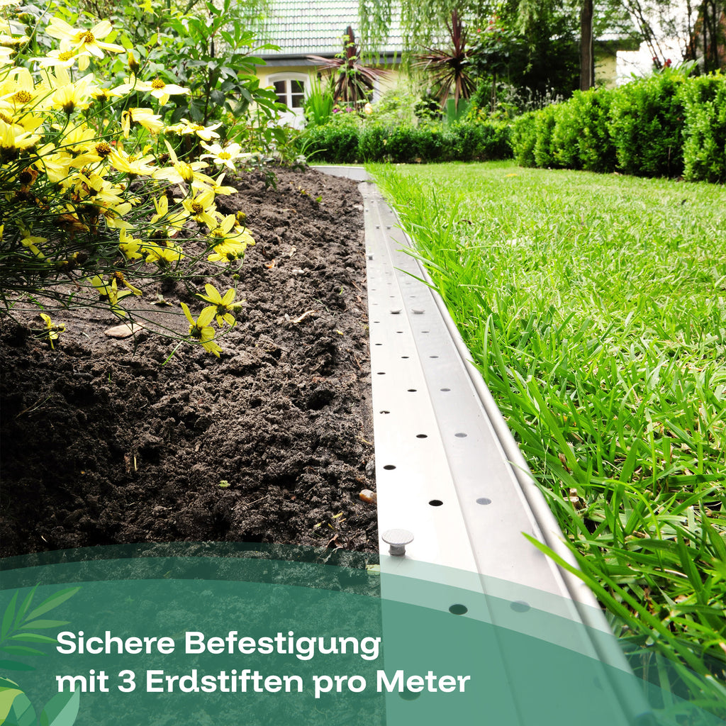 Die Geradebeet-Einfassung aus Metall wird im Garten mit drei Erdstiften pro Meter sicher befestigt.