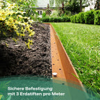 Die gerade Rasenkante aus Cortenstahl mit Edelrost wird sicher befestigt mit drei Erdstiften pro Meter im Gartenboden.