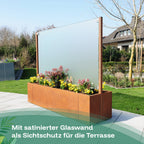 Pflanzkasten aus Corten mit mittiger Glaswand satiniert als Sichtschutz für die Terrasse