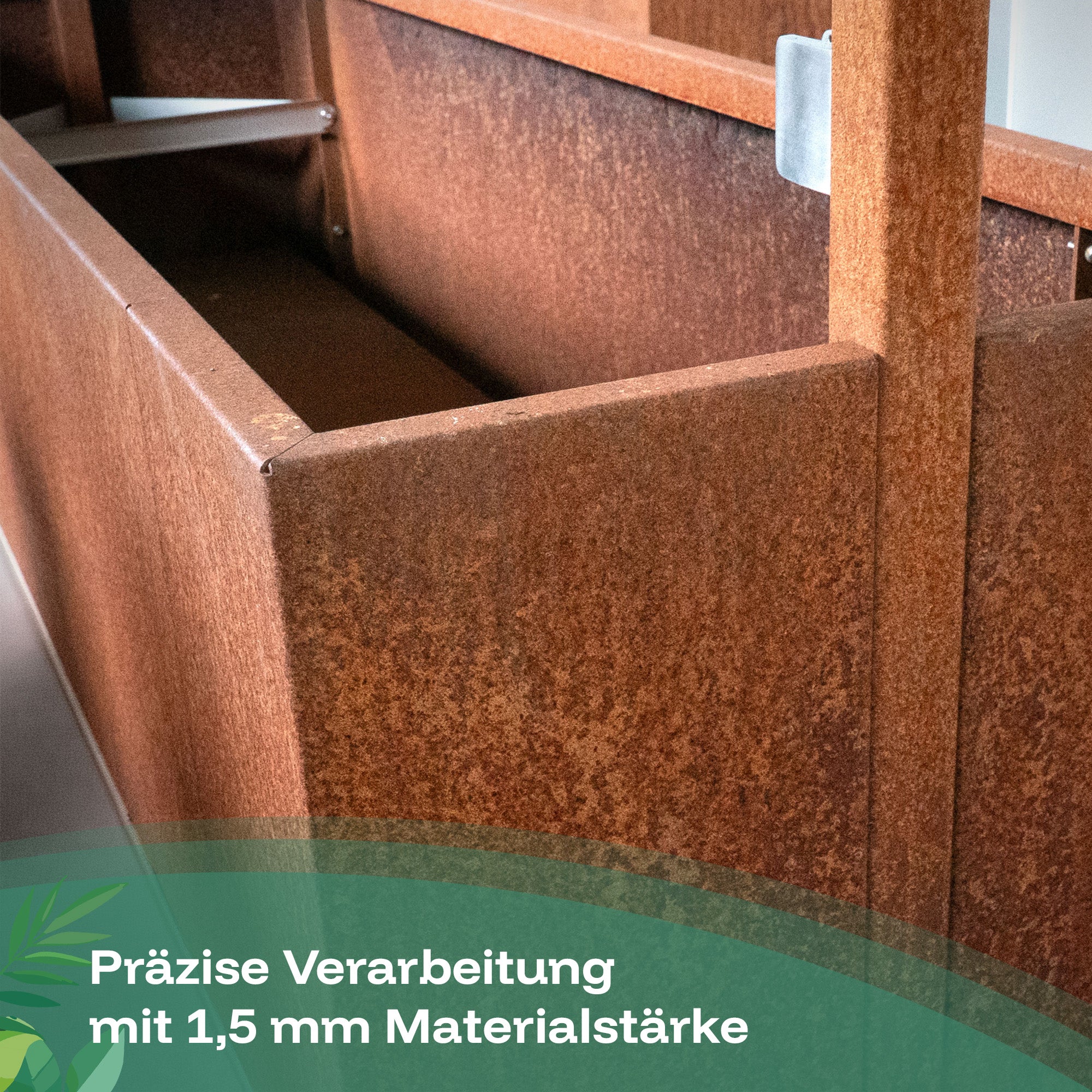 Der Sichtschutz-Pflanzkasten mit mittiger Glaswand aus Kartenstahl wird präzise verarbeitet mit 1,5 mm Materialstärke.