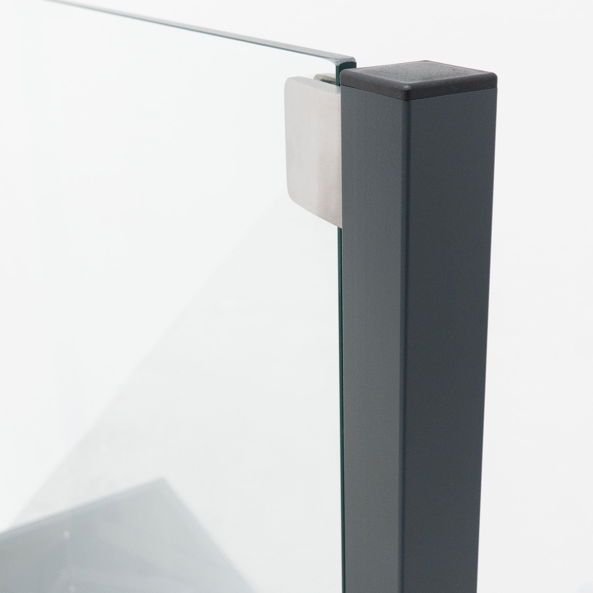 Die Detailaufnahme des Sichtschutz Pflanzkasten aus Aluminium zeigt die hohe Qualität der Beschichtung in anthrazit und die Glashalter aus Edelstahl