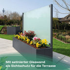 Sichtschutz-Pflanzkasten mit satinierter Glaswand als Sichtschutz für die Terrasse