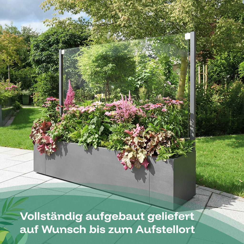 Der Pflanzkasten mit Glaswand als Sichtschutz wird vollständig aufgebaut geliefert und auf Wunsch bis zum Aufstellort gebracht.