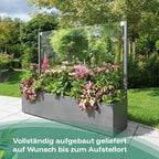 Der Pflanzkasten mit Glaswand als Sichtschutz wird vollständig aufgebaut geliefert und auf Wunsch bis zum Aufstellort gebracht.