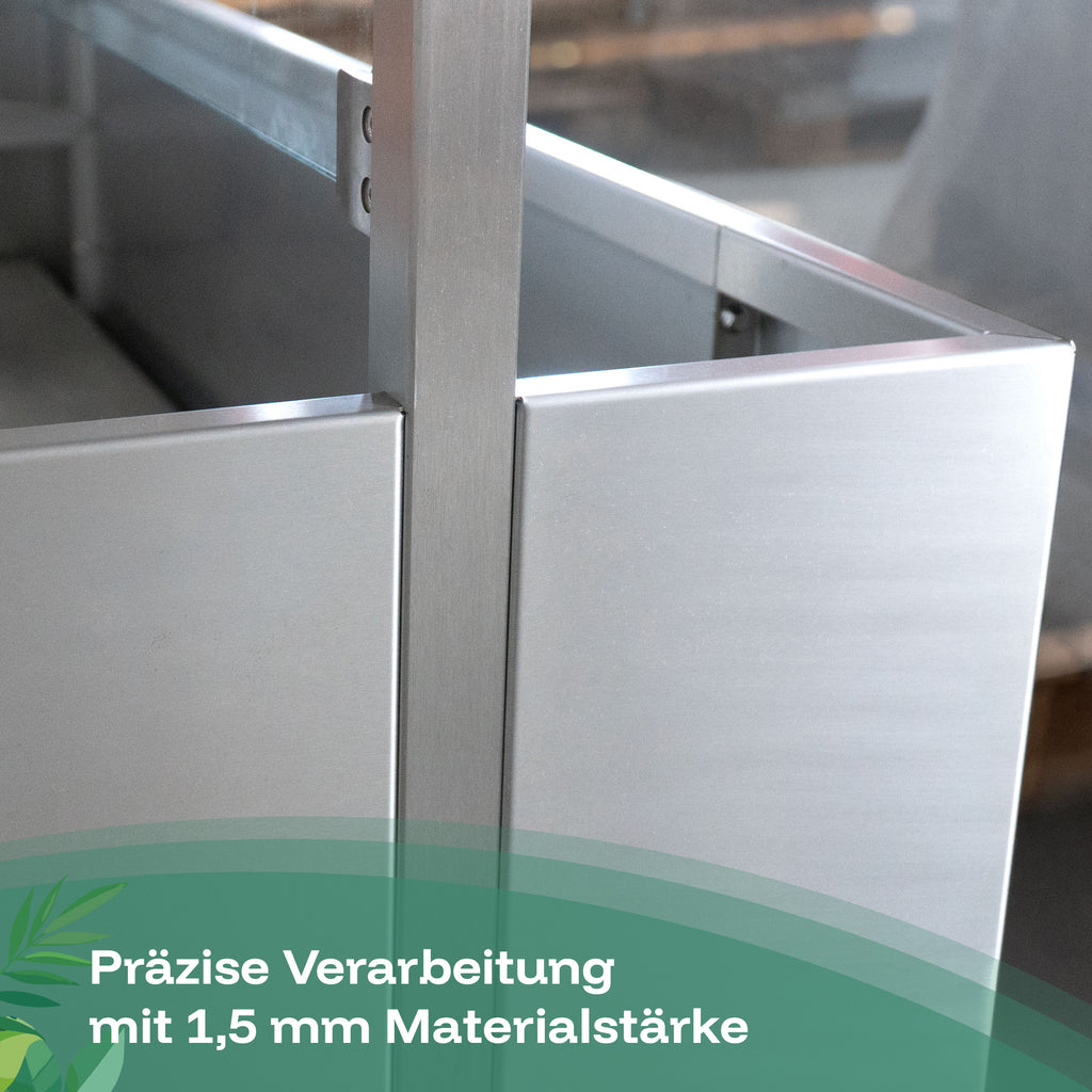 Der Sichtschutzpflanzkasten mit mittiger Glaswand wird präzise verarbeitet mit 1,5 mm Materialstärke.