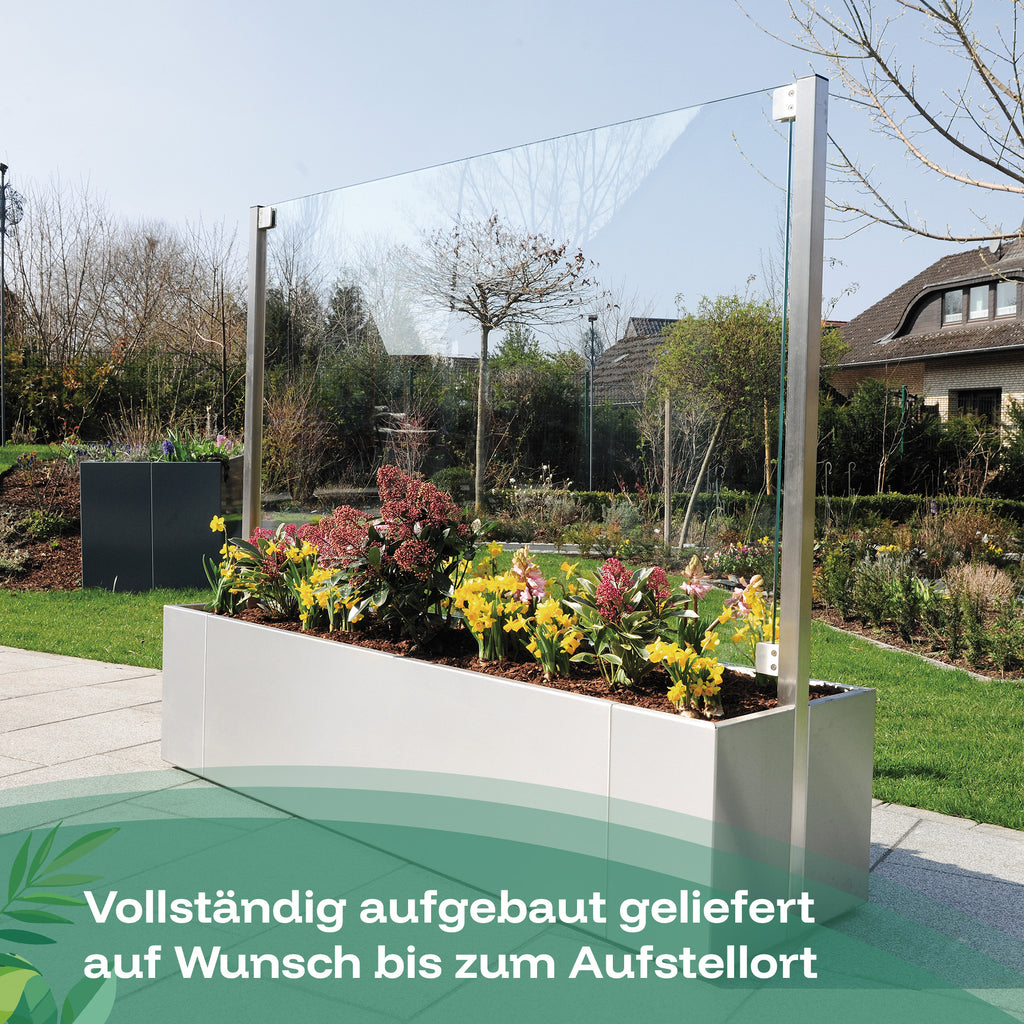 Der Pflanzkasten aus Edelstahl mit Glaswand wird vollständig aufgebaut, geliefert, auf Wunsch auch bis zum Aufstellort.