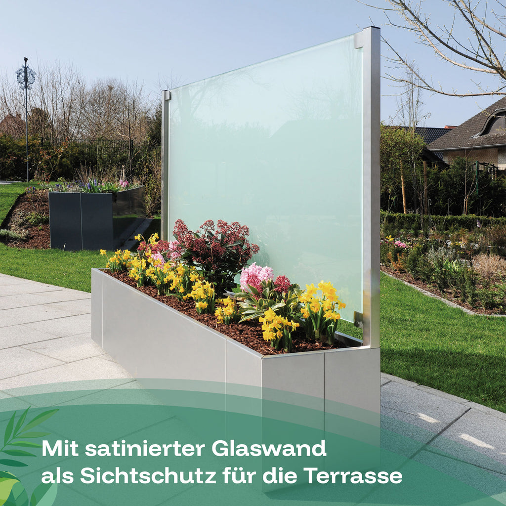 Der Pflanzkasten aus Edelstahl ist mit satinierter Glaswand als Sichtschutz für die Terrasse erhältlich.