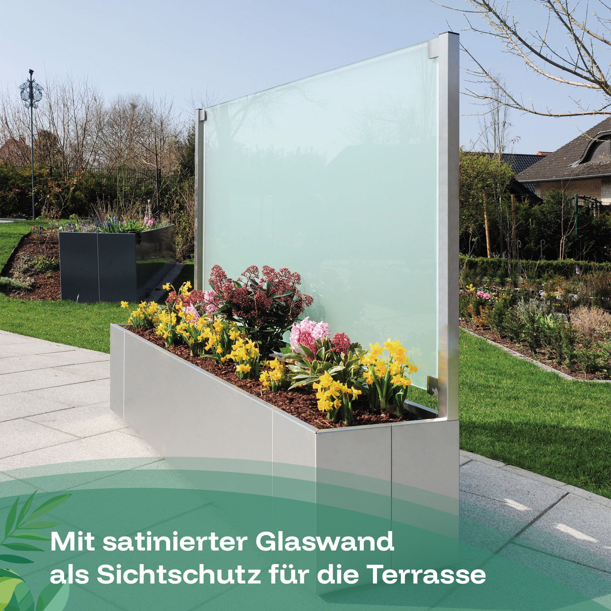 Der Pflanzkasten aus Edelstahl ist mit satinierter Glaswand als Sichtschutz für die Terrasse erhältlich.