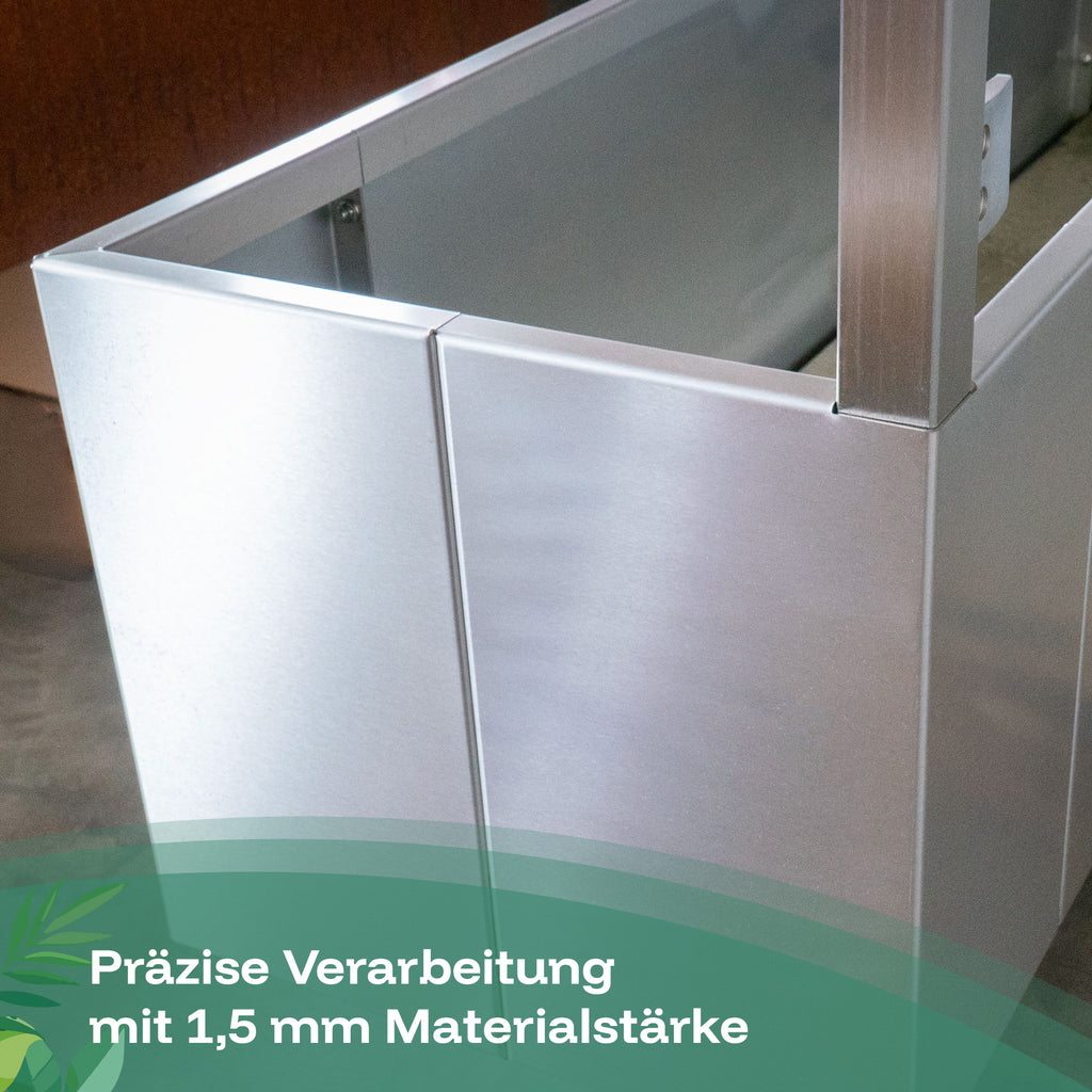 Der Pflanzkasten mit seitlicher Glaswand wird präzise verarbeitet mit 1,5 mm starkem Edelstahl.
