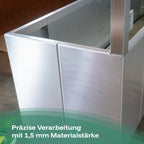 Der Pflanzkasten mit seitlicher Glaswand wird präzise verarbeitet mit 1,5 mm starkem Edelstahl.