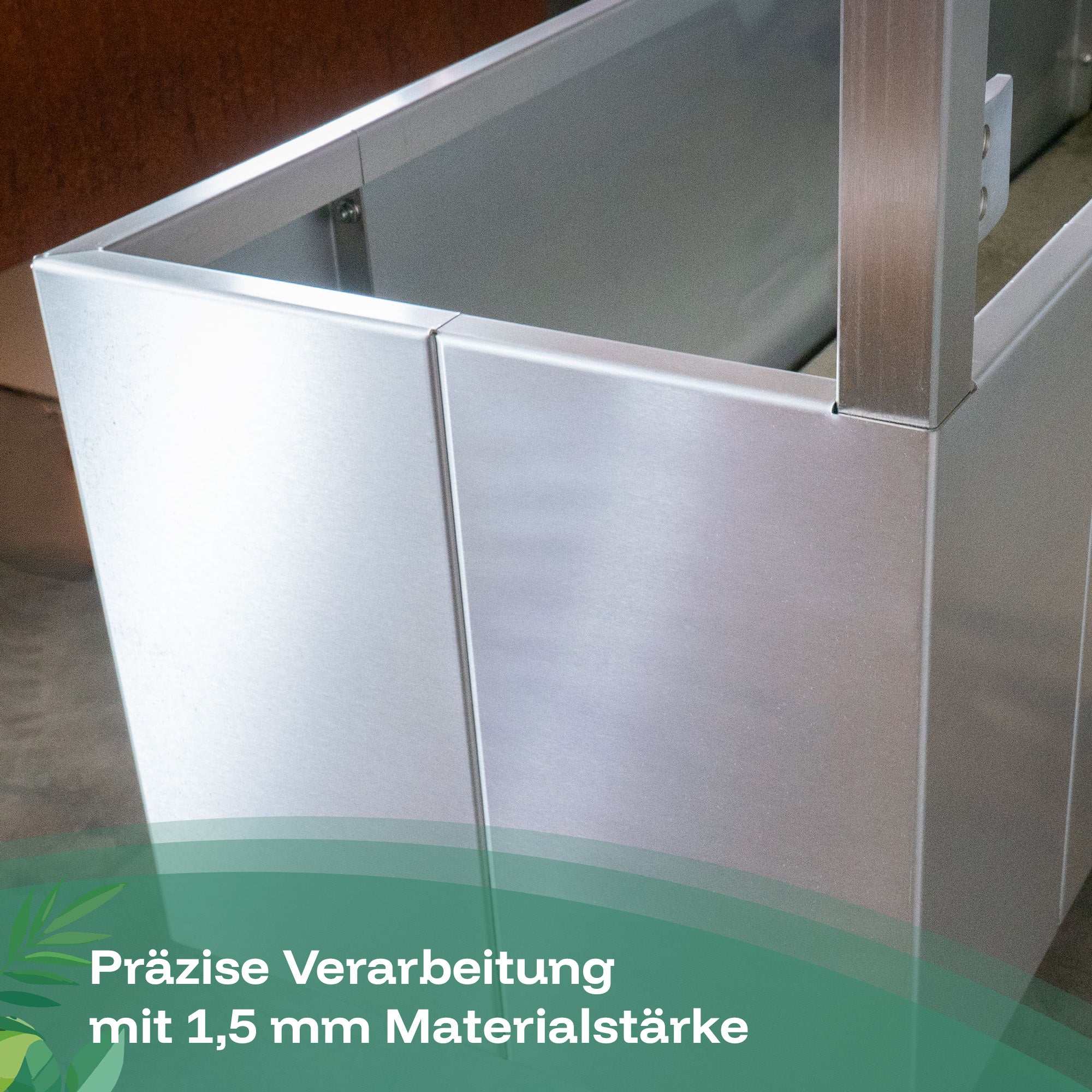 Der Pflanzkasten mit seitlicher Glaswand wird präzise verarbeitet mit 1,5 mm starkem Edelstahl.