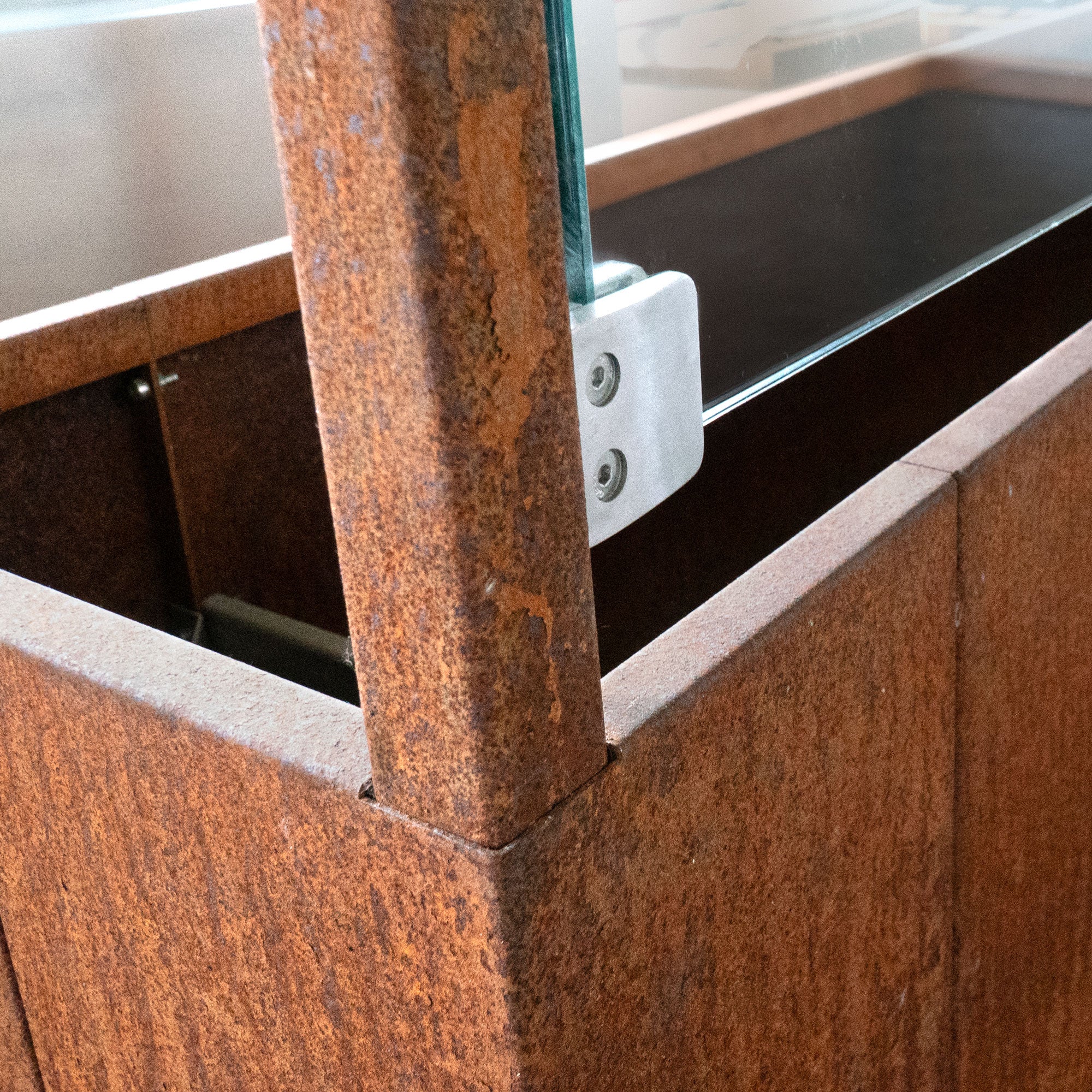 Sichtschutz Pflanzkasten Ventus mit Glaswand seitlich (Cortenstahl)