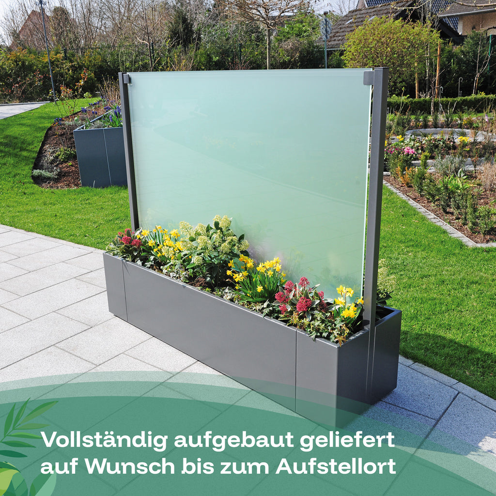 Der Sichtschutz-Pflanzkasten mit mittiger Glaswand wird vollständig aufgebaut, geliefert, auf Wunsch auch bis zum Aufstellort.