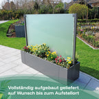 Der Sichtschutz-Pflanzkasten mit mittiger Glaswand wird vollständig aufgebaut, geliefert, auf Wunsch auch bis zum Aufstellort.