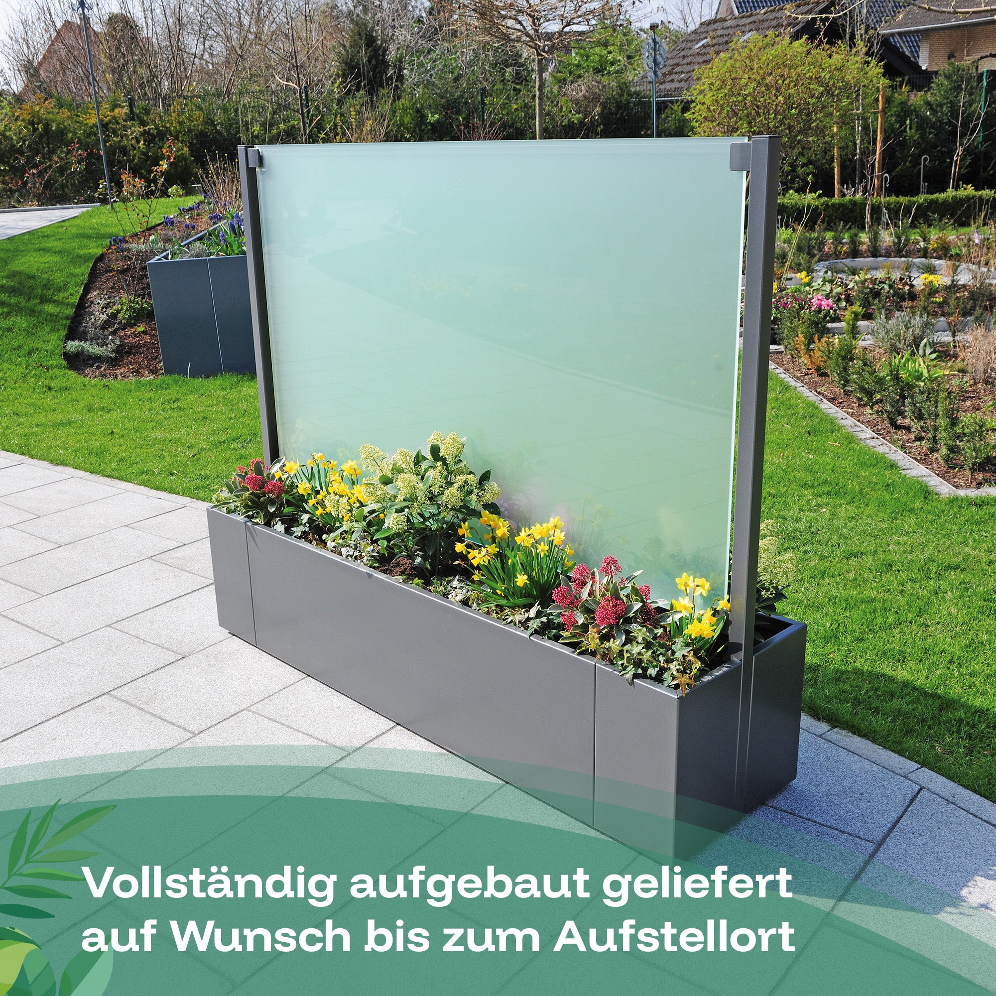 Der Sichtschutz-Pflanzkasten mit mittiger Glaswand wird vollständig aufgebaut, geliefert, auf Wunsch auch bis zum Aufstellort.