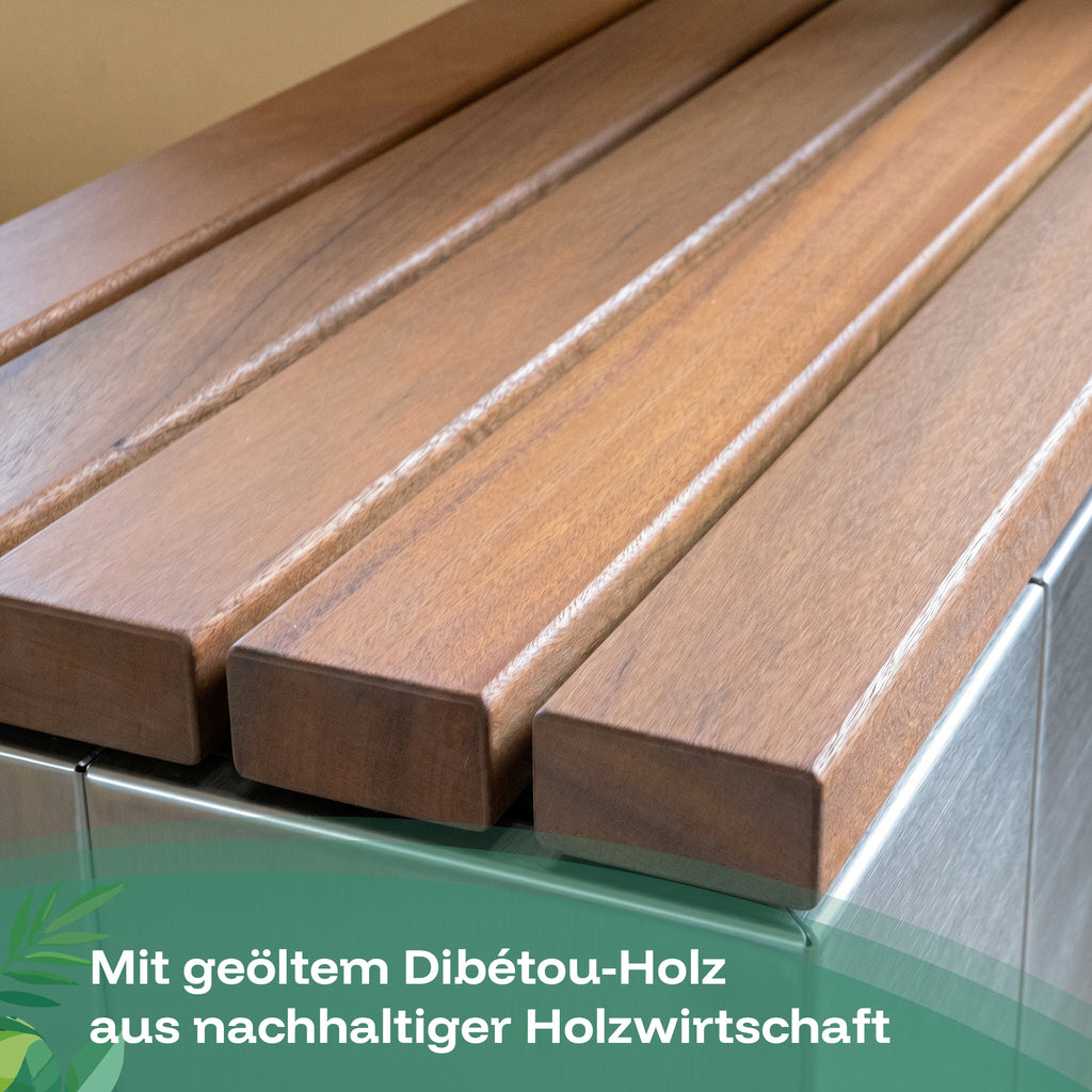 Die Sitzbank des Sichtschutzes besteht aus geöltem Dibetou-Holz aus nachhaltiger Holzwirtschaft. 