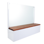 Weißer Sichtschutz aus Aluminium mit Glasscheibe und Sitzbank aus Holz