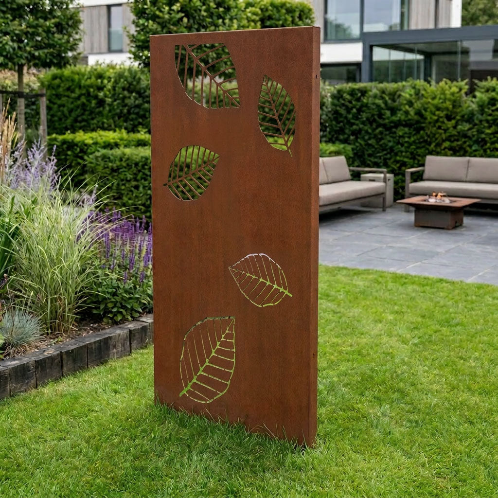 Sichtschutz Zaun aus Cortenstahl mit Blattmuster ausgestanzt im modernen Garten als Deko Objekt in Edelrostoptik