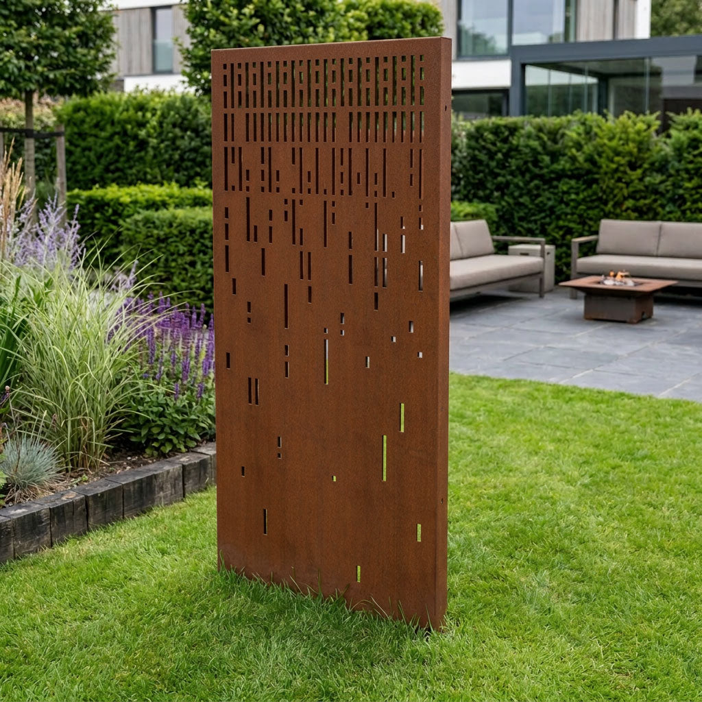 Sichtschutz aus Cortenstahl mit Linienmuster für moderne Gärten und Terrassen