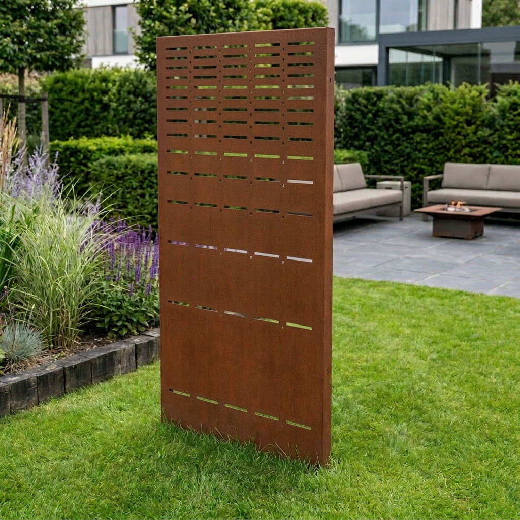Cortenwand Paneel mit symmetrischen Linienmuster in einem modernen Garten als Designobjekt