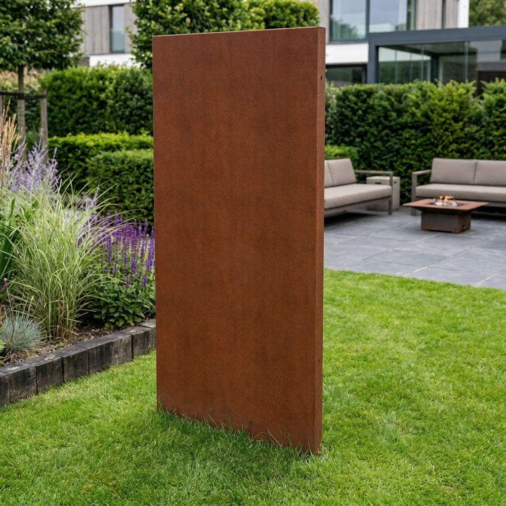 Stele aus Cortenstahl als Sichtschutz Zaun und hochwertige Deko im modernen Garten