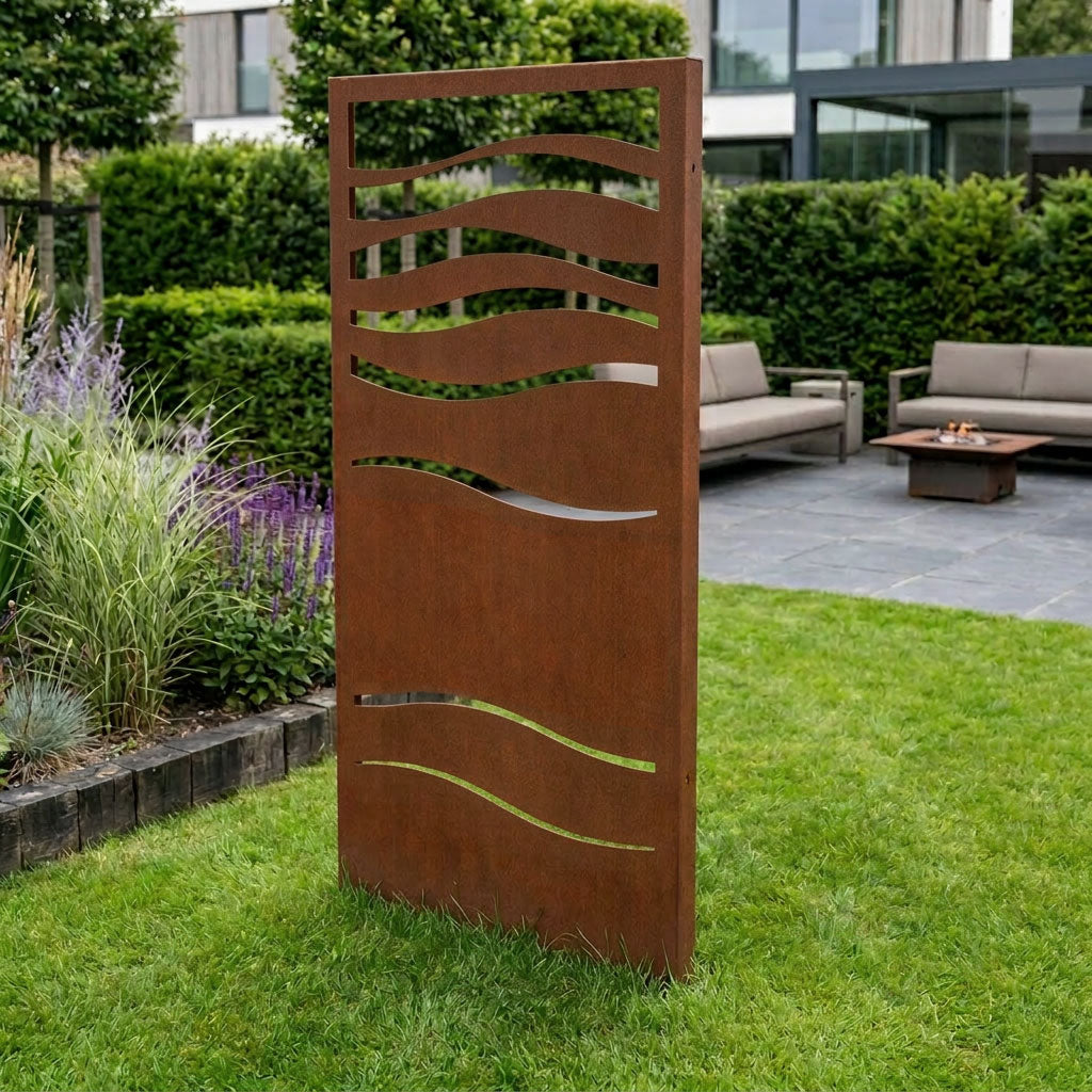 Corten Paneel mit Wellenmuster als dezentes Designobjekt in Edelrostoptik als Sichtschutz