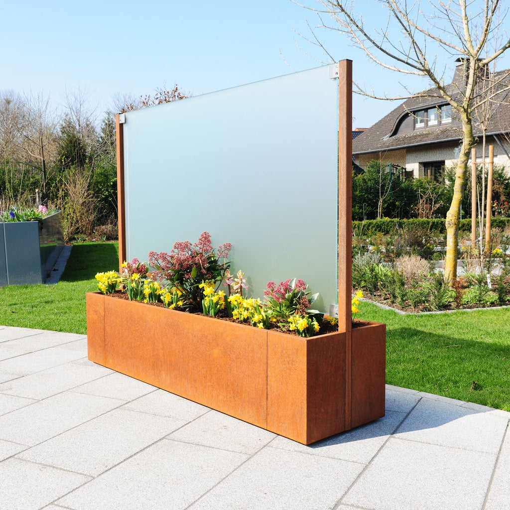 bepflanzte Kombination aus Sichtschutz und Pflanzkasten aus Cortenstahl mit trübem Glas auf der Terrasse