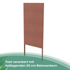 Das Cortenpanel ohne Muster wird fest im Garten verankert mit den beiliegenden 55 cm Betonankern.