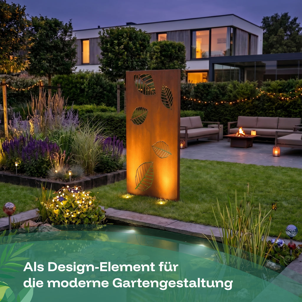 Der Sichtschutzzaun Folia mit Blattmuster dient als Design-Element für die moderne Gartengestaltung.