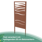 Das Corten-Panel Legato mit Wellenmuster wird fest im Boden verankert mit den Betonankern.