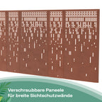 Die Corten-Paneele mit Linienmuster lassen sich verschrauben, um breite Sichtschutzwände für den Garten zu erstellen.