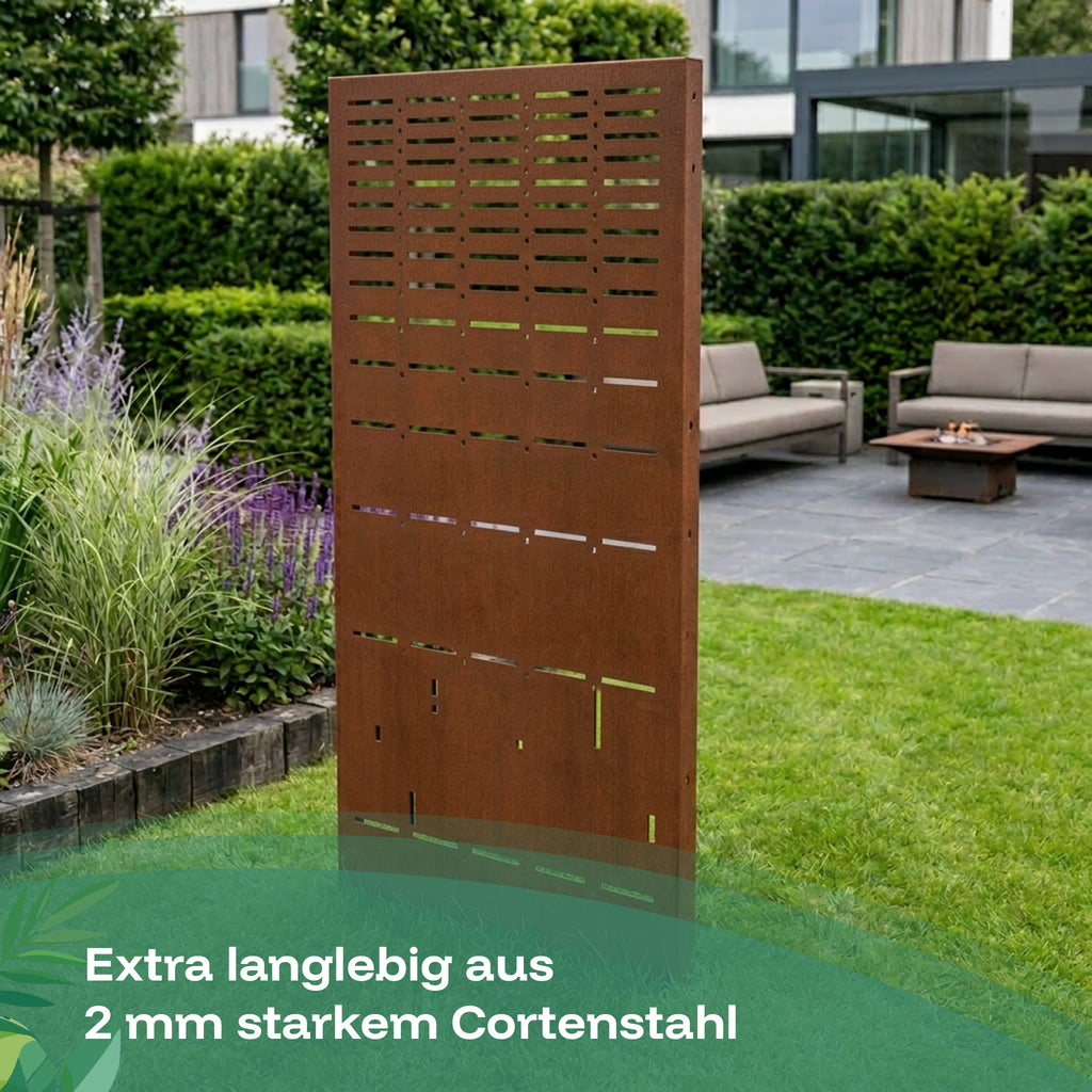 Der Sichtschutzzaun im Garten mit Linienmuster ist extra langlebig aus 2 mm starkem Cortenstahl.