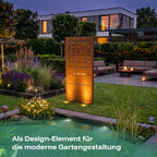 Das Corten-Panel mit Linienmuster ist ein Design-Element für moderne Gärten.